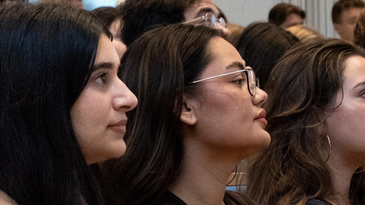 Tre läkarstudenter lyssnar uppmärksamt under terminsintroduktionen.
